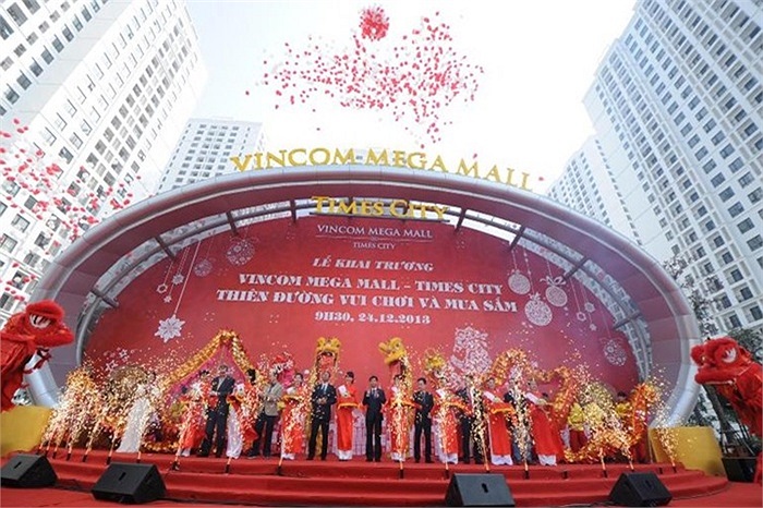  Cổng chính đi vào 'thiên đường mua sắm' của tỷ phú Phạm Nhật Vượng tại Times city được tận dụng làm sân khấu cắt băng khai trương sáng 24/12.