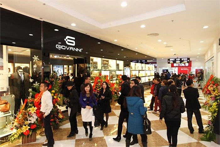 Những gian hàng sang trọng tấp nập người mua sắm trong ngày đầu khai trương.