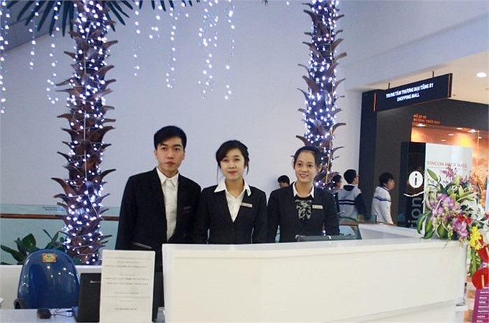 Các nhân viên tư vấn, hướng dẫn thân thiện tại TTTM.