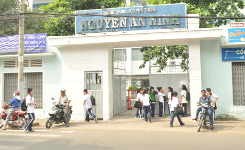 Học sinh Trường THPT Nguyễn An Ninh (Q10) vẫn còn hoang mang trước thông tin thiếu chính xác về vụ nữ sinh bị cắt tóc