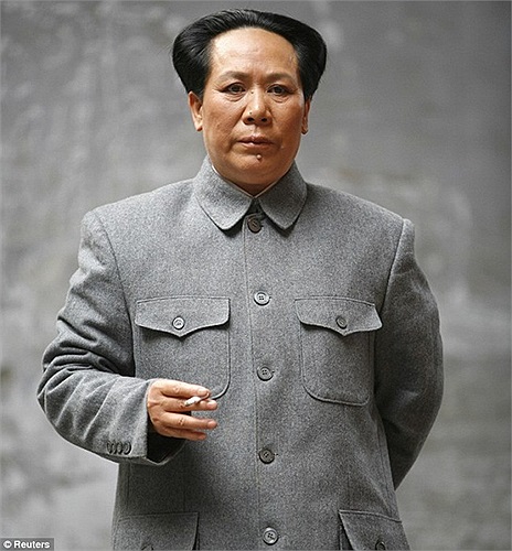 Với chút hoá trang và đi đôi giày đặc biệt để được cao từ 1m55 lên 1m80, bà Trần khiến nhiều người ngạc nhiên vì quá giống Mao Trạch Đông.