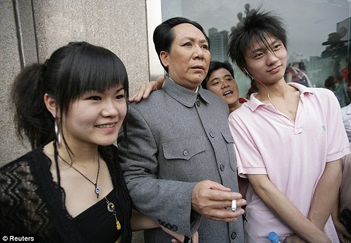 Với vầng trán rộng, tóc hất ngược và vận trên mình một bộ kaki màu xám quen thuộc, bà Trần Yên trông không khác gì lãnh tụ của Đảng Cộng sản Trung Quốc.