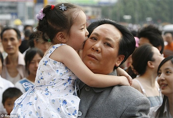 Người phụ nữ này thậm chí còn bỏ ra 800 NDT để được hóa trang và tạo kiểu tóc của cố Chủ tịch Trung Quốc.