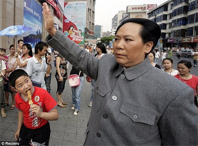 Bà Trần đang vẫy tay chào đám đông trong một cuộc diễu hành ở tỉnh Tứ Xuyên.