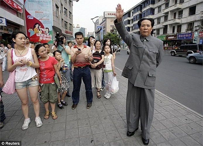 Với tạo hình đặc biệt này, khó ai có thể nhận ra bà là một người phụ nữ.