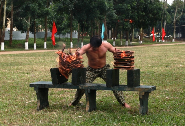 sinh viên trường sỹ quan đặc công, tay không chém ngói, băng tường lửa