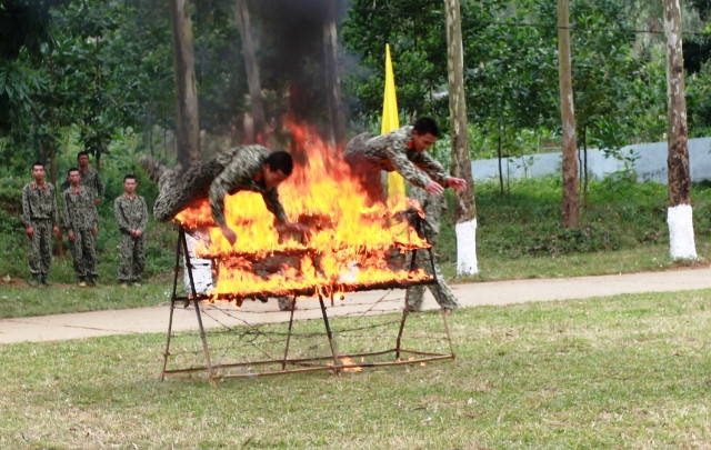 sinh viên trường sỹ quan đặc công, tay không chém ngói, băng tường lửa