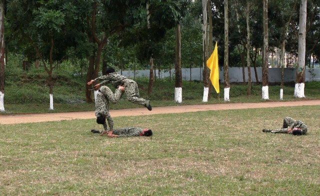 sinh viên trường sỹ quan đặc công, tay không chém ngói, băng tường lửa