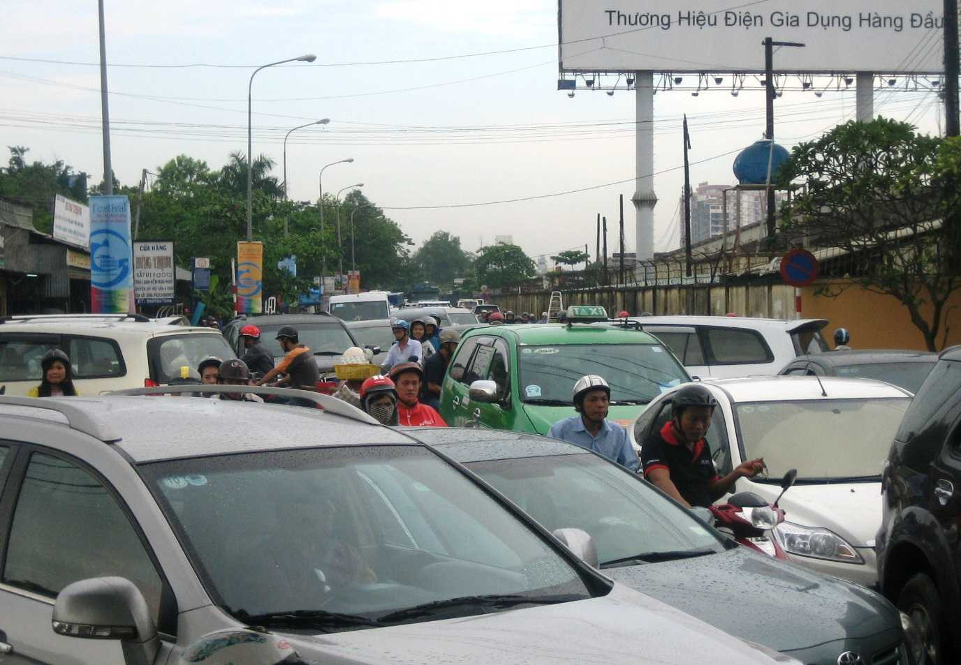 TP.HCM, khẩu chiến, va chạm giao thông, quận 2, xa lộ Hà Nội, hỗn loạn giao thông