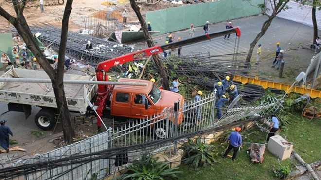  Hiện trường vụ cần cẩu ngã vào khuôn viên Bảo tàng Mỹ thuật TP.HCM sáng 4/1.