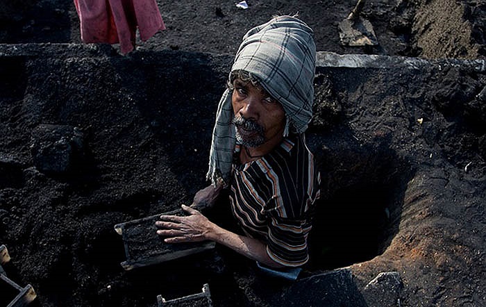 Tuy trời nóng bức, công việc nặng nhọc và bẩn thỉu. Nhưng người dân ở lò gạch Andhra Pradesh, Ấn Độ vẫn làm miệt mài vì công việc này đem đến nguồn thu nhập chính nuôi sống gia đình của họ. 