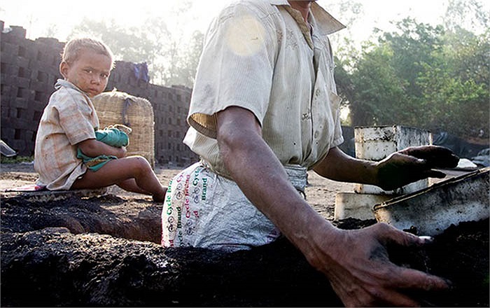 Tiểu bang Orissa là nơi thường xuyên xảy ra hạn hán và lũ lụt. Người nông dân trở thành những kẻ trắng tay và phải bỏ quê hương ra đi làm thuê ở các nhà máy gạch.