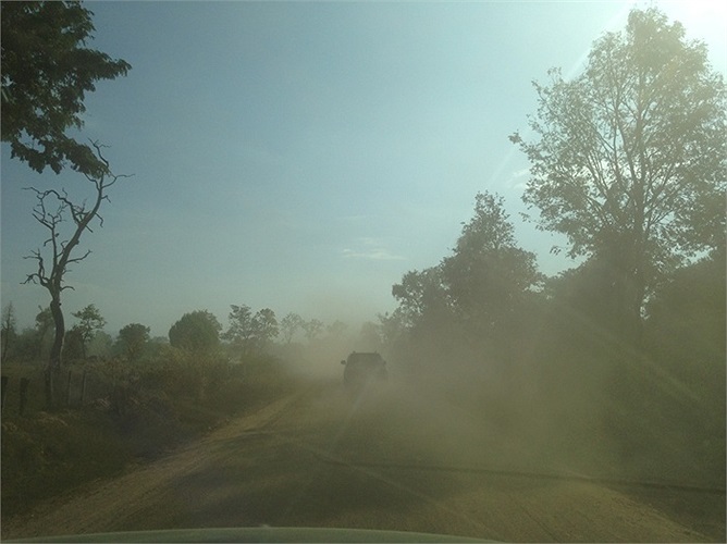 Phải chạy ô tô khoảng 25km từ Km31 Attapeu Lào để vào được khu nông trường bạt ngàn mía, cao su - kho vàng trắng của bầu Đức.
