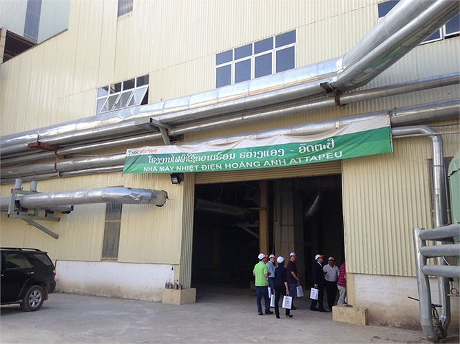 Ngay bên cạnh nhà máy mía ép là nhà máy nhiệt điện 30MW. Điện tại nhà máy được sản xuất tận dụng từ bã mía và nhà máy ép mía đường chỉ tiêu thụ hết 5-6M/năm. Số còn lại được bán cho chính phủ Lào với giá khaorng 6 cent/kWh