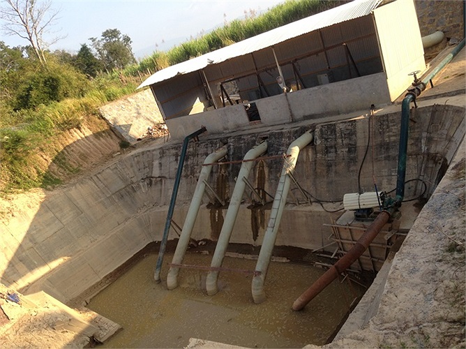 Điểm thuận lợi cho vùng trồng mía, cao su và dầu cọ dừa của bầu Đức tại Attapeu là khu vực này được bao quanh bởi 4 con sống lớn nhất của Lào. Cứ 500ha bầu Đức lại cho xây một hồ điều hòa, cung cấp nước cho các vùng nguyên liệu.