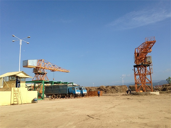 Với công suất 7.000 tấn/ngày, nhà máy mía đường này đúng ra phải sử dụng đến 5.000 công nhân để vận hành, tuy nhiên do sử dụng hệ thống máy móc, thiết bị cực kì hiện đại nên số lượng công nhân ở đây rất ít.