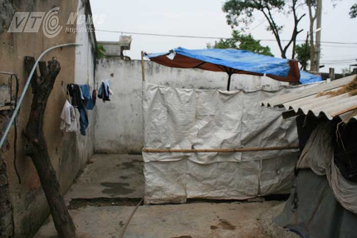 'Khu vực cấm' được quây tạm bợ,cạnh chuồng lợn, chuồng gà và hố ga lộ thiên