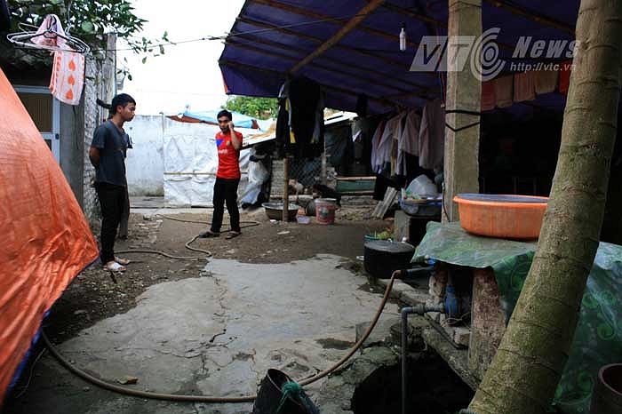 'Khu liên hợp' gồm, giếng nước (giếng đào cũ), bếp nấu ăn, phơi quần áo, để giầy dép, chuồng lợn, chuồng gà, 'khu vực cấm', hố ga nước thải