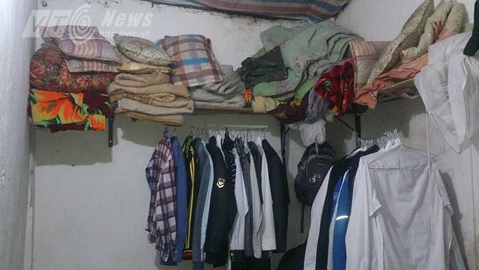 Một góc phòng, trên để đồ, dưới để ngồi học kiêm phòng ngủ tập thể với khoảng 10m2