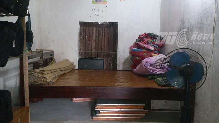 Chỉ duy nhất có một chiếc giường (không biết ai được ngủ?)