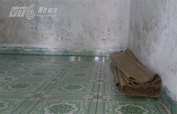 Còn lại trải chiếu nằm dưới nền nhà, mùa đông này các học viên đêm lạnh có ngủ được không?