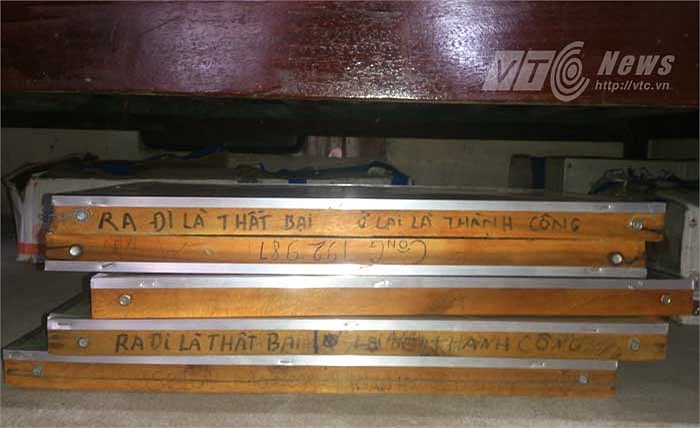 Với khẩu hiệu được ghi sẵn vào bàn học: 'Ra đi là thất bại, ở lại là thành công'