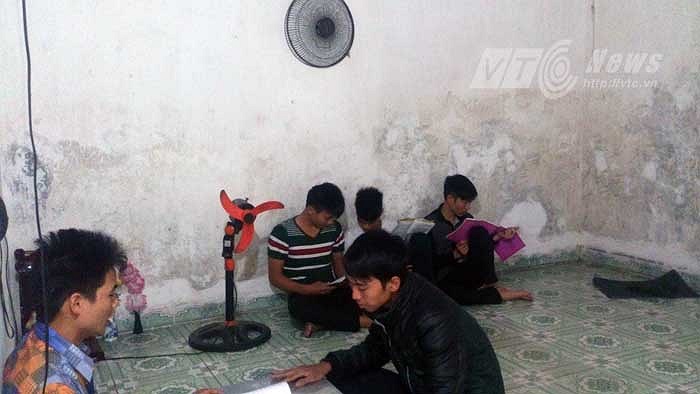 Ở và học trong 'ký túc xá' xập xệ, tường hoen ố