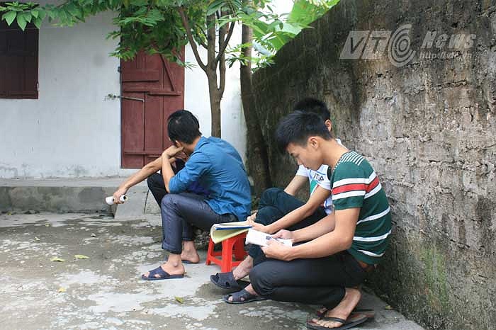 Trong nhà không học thì ra ngoài sân học