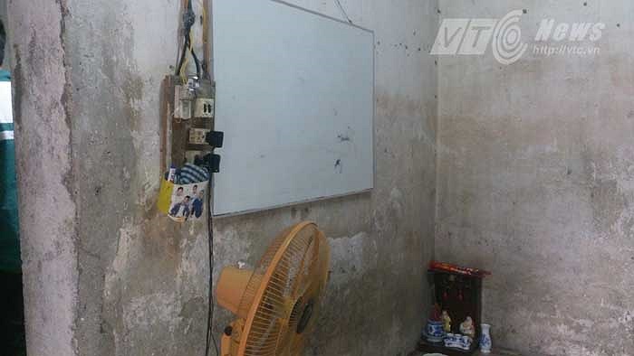 Phòng ngủ kiêm phòng học, có cả bảng lẫn bàn thờ Thần tài