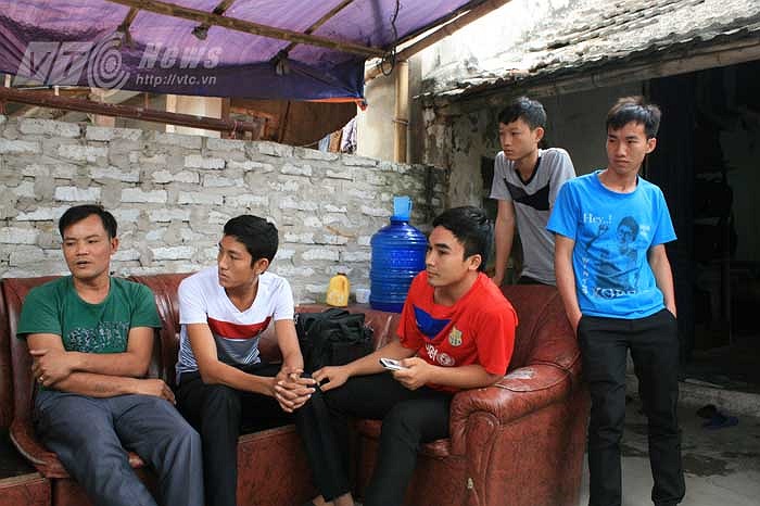 Những ánh mắt chăm chú của học viên 'mặt còn búng ra sữa' khi nghe phóng viên phỏng vấn