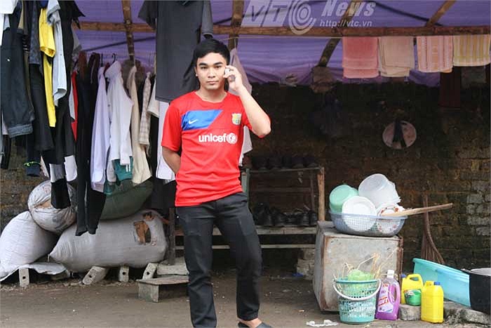 Đây được coi là trưởng nhóm liên tục ngăn cản, 'chặn họng' học viên tuyến dưới trả lời phỏng vấn, khi không chặn được thì 'gọi điện thoại trợ giúp từ người thân'