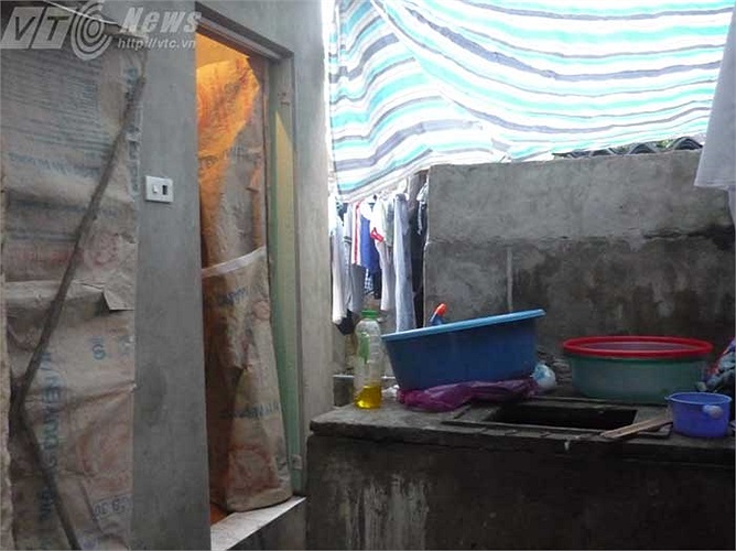 Nhà tắm cửa bằng... vỏ bao xi măng