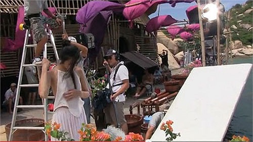 Phút hớ hênh cố tình này của đoàn làm phim và Tăng Thanh Hà ngay lập tức làm nóng các diễn đàn.