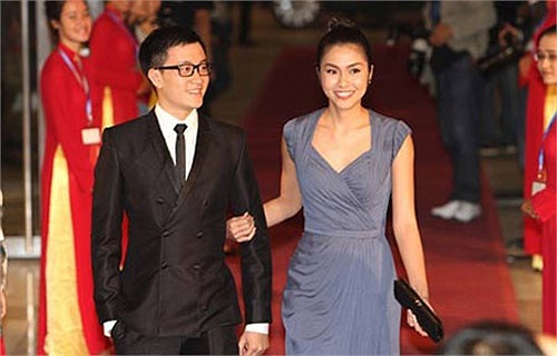 Cả hai chiếc váy đều bị tố là nhái với thương hiệu thời trang dạ hội hàng đầu thế giới Elie Saab.