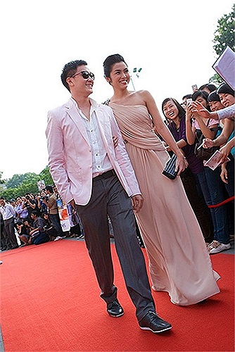 Trong thời điểm đó, rất nhiều bài báo phân tích vụ Tăng Thanh Hà mặc hàng nhái này. 