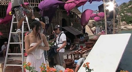 Khó tưởng được cô lại có phút hồn nhiên thay đồ trước ống kính như thế này, dù cô biết những hình ảnh hậu trường này sẽ được công khai. 