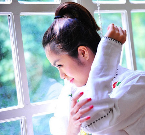 Trong một phút bất cẩn của nhiếp ảnh gia và stylist, những hình ảnh phản cảm của Tăng Thanh Hà bị công khai trên báo.