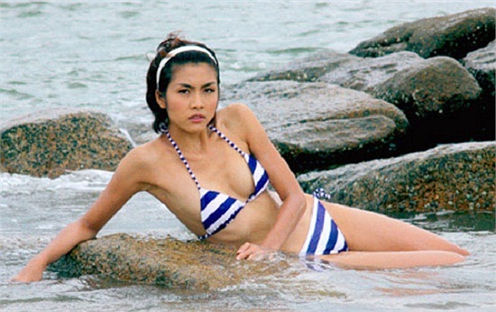 Tăng Thanh Hà khoe mình hạc xương mai trong phim 'Đẹp từng centimet'.