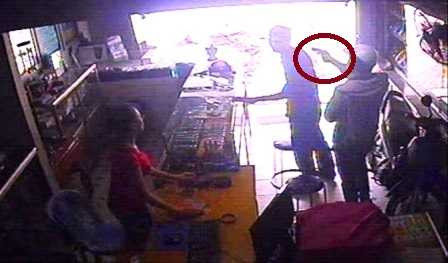 Táo tợn dùng súng cướp Iphone chấn động Sài Gòn