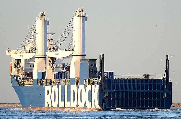 Tàu ngầm Kilo Hà Nộiđược chở về Việt Nam bằng tàu vận tải chuyên dụng Rolldock Sea của công ty có trụ sở ở Hà Lan.