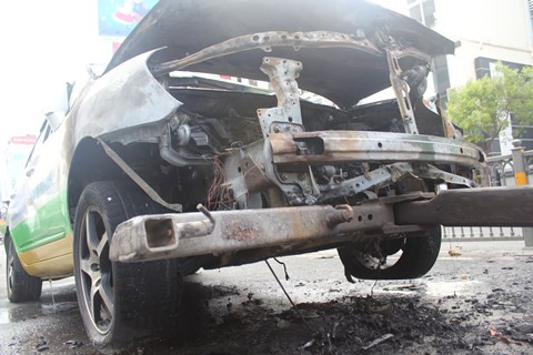 TP.HCM, taxi, bốc cháy, sân bay Tân Sơn Nhất, Nguyễn Văn Trỗi, quận Phú Nhuận, Khách nước ngoài