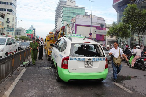 TP.HCM, taxi, bốc cháy, sân bay Tân Sơn Nhất, Nguyễn Văn Trỗi, quận Phú Nhuận, Khách nước ngoài
