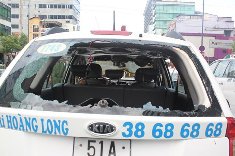 TP.HCM, taxi, bốc cháy, sân bay Tân Sơn Nhất, Nguyễn Văn Trỗi, quận Phú Nhuận, Khách nước ngoài