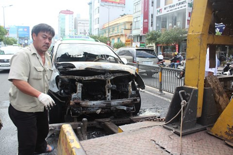 TP.HCM, taxi, bốc cháy, sân bay Tân Sơn Nhất, Nguyễn Văn Trỗi, quận Phú Nhuận, Khách nước ngoài