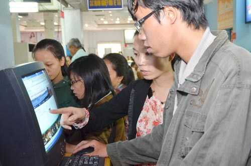 Cũng như mọi năm, dù còn lâu mới đến Tết Nguyên đán nhưng nhiều người đã phải tranh thủ mua vé tàu tại ga Sài Gòn. Ảnh: Tấn Thạnh