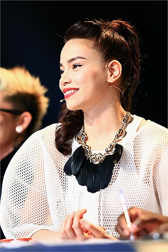 Hồ Ngọc Hà mong manh trên hàng ghế giám khảo.