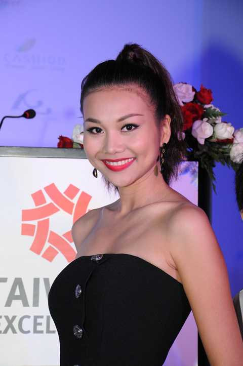 Thanh Hằng khoe vai trần nuột nà