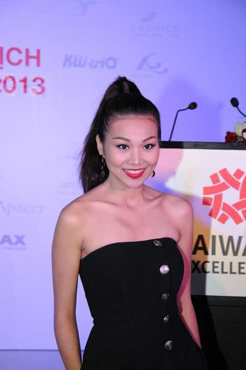 Thanh Hằng khoe vai trần nuột nà