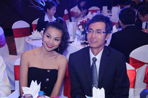 Thanh Hằng khoe vai trần nuột nà