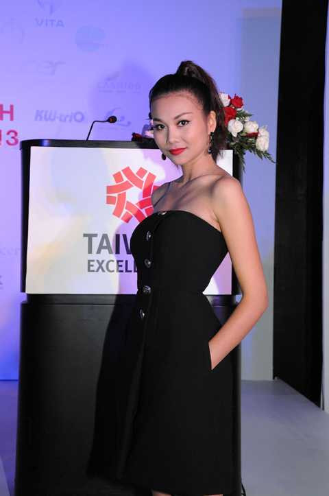 Thanh Hằng khoe vai trần nuột nà